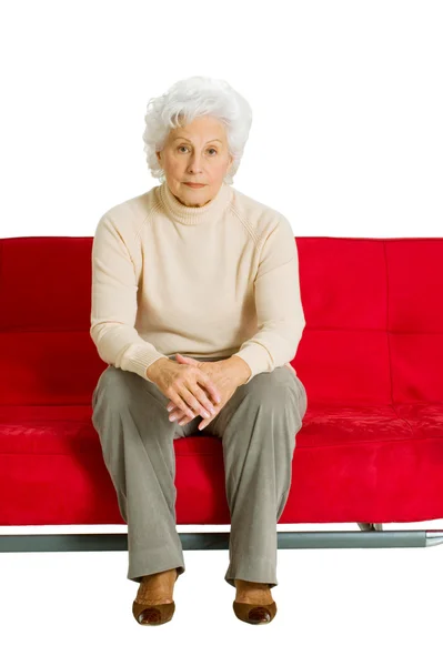 Пожилая женщина на диване — стоковое фото