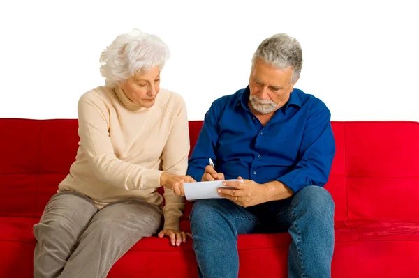 Bejaarde echtpaar op het schrijven van de Bank — Stockfoto