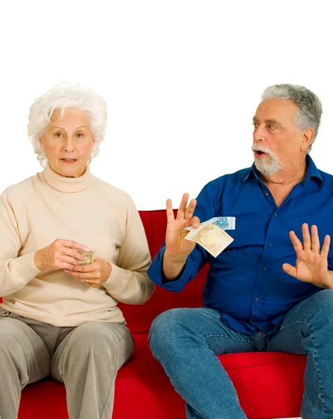 Ηλικιωμένους ζευγάρι στον καναπέ με τα χρήματα στο χέρι — Φωτογραφία Αρχείου