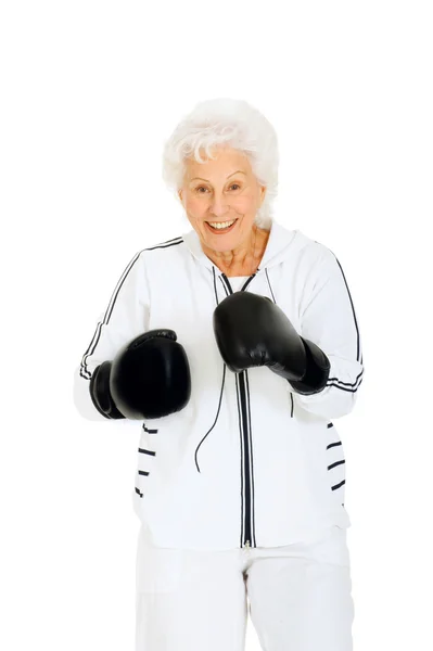 Oudere vrouw met bokshandschoenen — Stockfoto