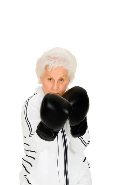 Oudere vrouw met bokshandschoenen — Stockfoto