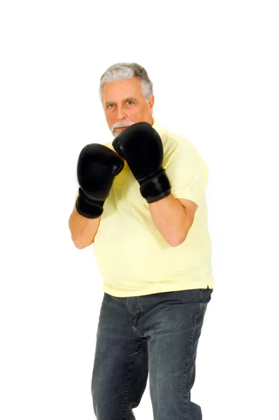 Älterer Mann mit Boxhandschuhen — Stockfoto