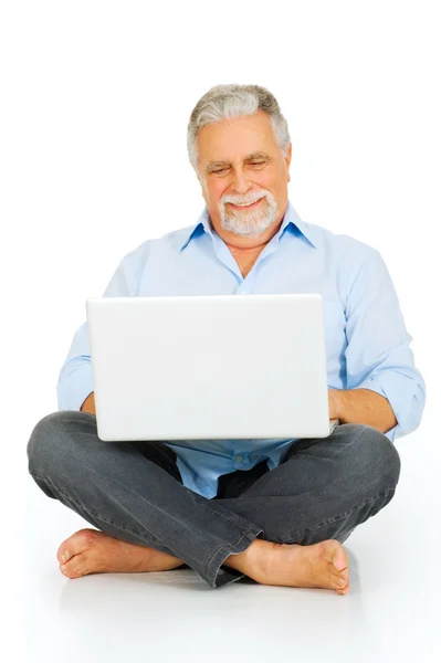 Ηλικιωμένος άνδρας χρησιμοποιώντας φορητό υπολογιστή — Φωτογραφία Αρχείου