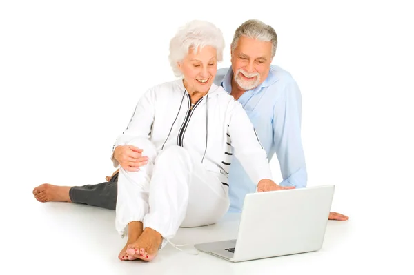 Pareja de ancianos usando laptop — Stockfoto