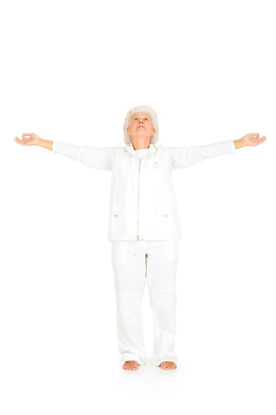 Donna anziana che pratica yoga — Foto Stock