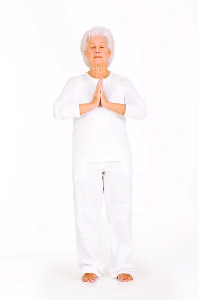 Yaşlı kadın pratik yoga — Stok fotoğraf