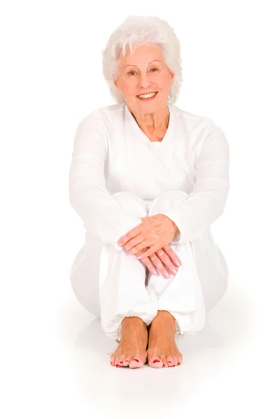 Starší žena sedí na podlaze — Stock fotografie