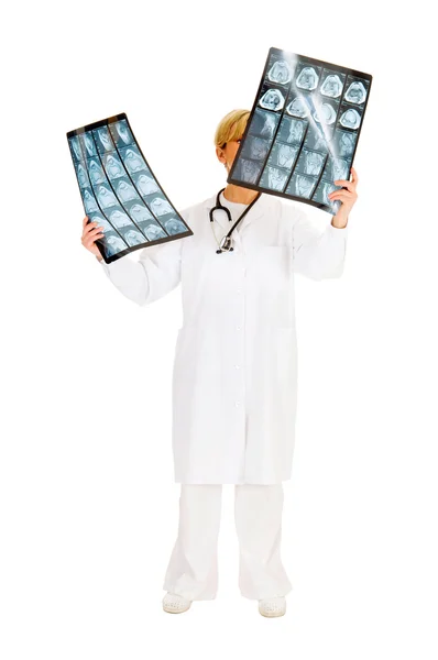 Доктор, который изучает рентгеновское ЯМР — стоковое фото