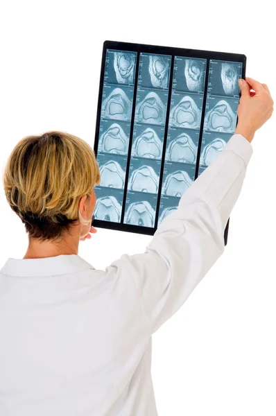 Lekarz, który analizuje x-ray nmr — Zdjęcie stockowe