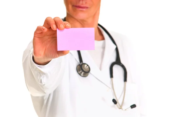 Female doctor with stethoscope holding a pink note — Stock Photo, Image