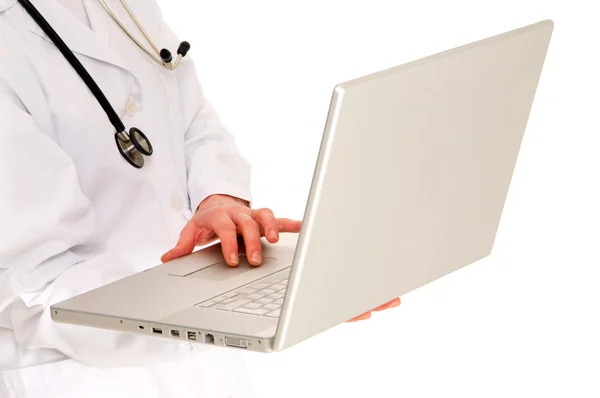Médica com estetoscópio segurando um laptop — Fotografia de Stock