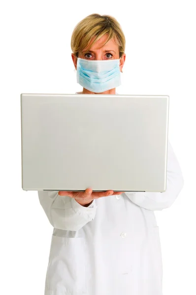 Médica com máscara e laptop — Fotografia de Stock