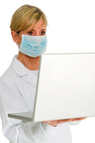 Γυναίκα γιατρό με μάσκα και φορητό υπολογιστή — Φωτογραφία Αρχείου