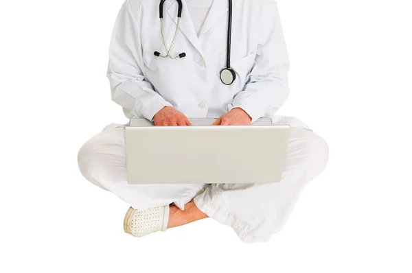 Női orvos sztetoszkóp és laptop — Stock Fotó