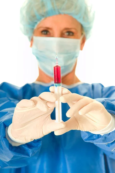 Chirurgien tenant une seringue — Photo