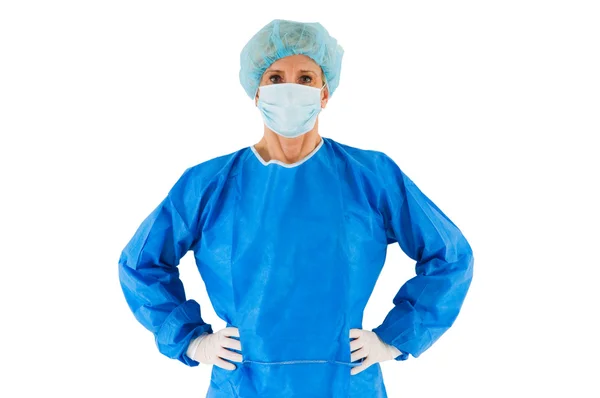 Kvinnliga kirurgen står med kappa — Stockfoto