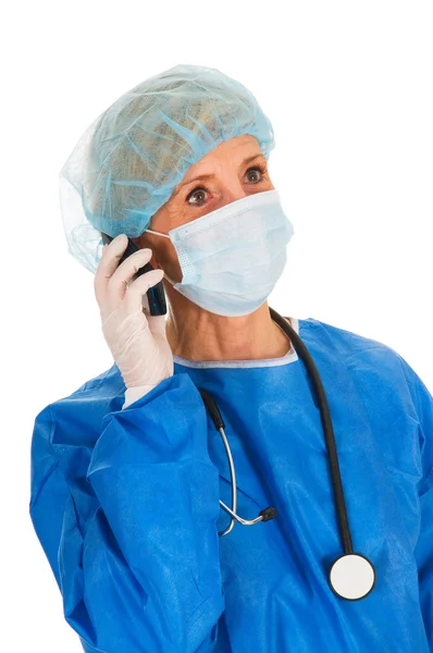 Женщина-хирург держит мобильный телефон — стоковое фото