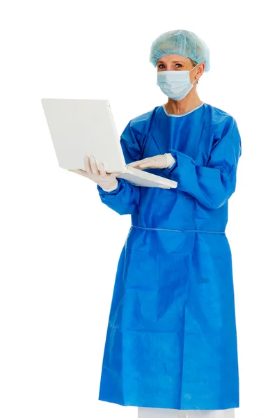 Kobieta chirurg posiadania laptopa — Zdjęcie stockowe
