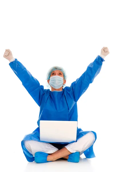 Chirurgo femminile che gioisce con il computer portatile — Foto Stock