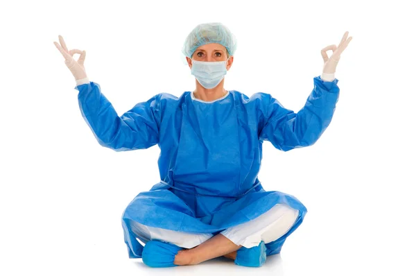 Kobieta chirurg Praktykuje jogę — Zdjęcie stockowe