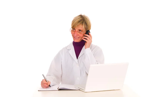 Kvinnlig läkare vid skrivbordet — Stockfoto