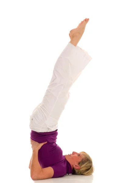 Жінка практикуючих гімнастика — стокове фото