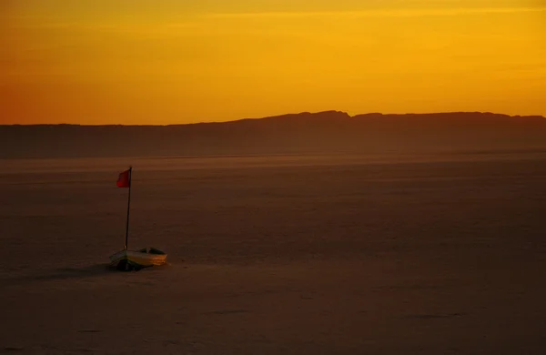 孤独的小船在盐湖 — 图库照片