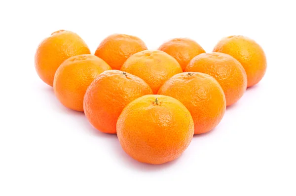 新鲜橘子孤立在白色背景上的一座金字塔 — 图库照片