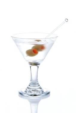 Klasik martini zeytinle