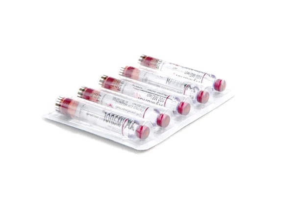 糖尿病のインスリン瓶 白い背景の上の糖尿病患者の薬ボックスで注射器ペンの つの新しいカートリッジ 即効型インスリン アナログ — ストック写真