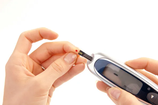 Диабетик Проводящий Анализ Уровня Глюкозы Использованием Глюкометра Ммоль Капельки Крови — стоковое фото