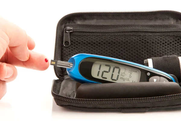 Glucose level blood test using ultra mini glucometer — Stock Photo, Image