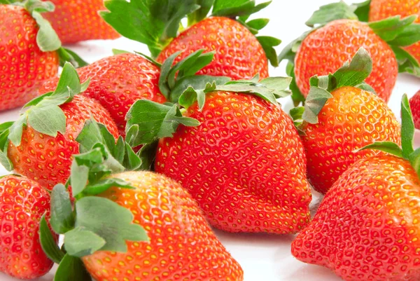孤立在白色背景上的新鲜天然有机草莓 — 图库照片