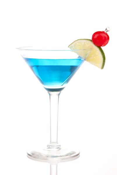 Cocktail Martini bleu avec citron vert et cerise — Photo