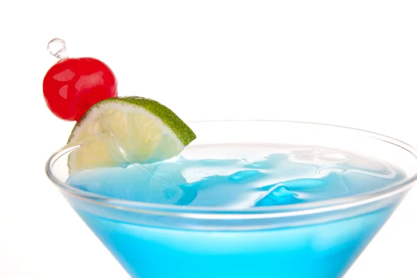 蓝大都会鸡尾酒用伏特加 白蔓越莓汁 碎的冰和百利有枝樱桃的马提尼杯上白色隔离 — 图库照片