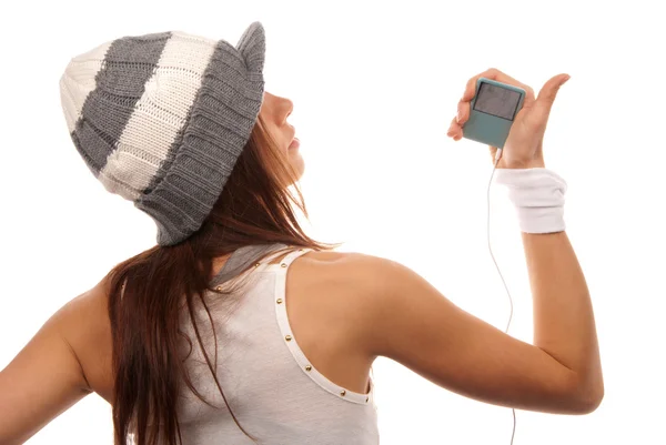 Meisje luisteren naar muziek in witte koptelefoon — Stockfoto