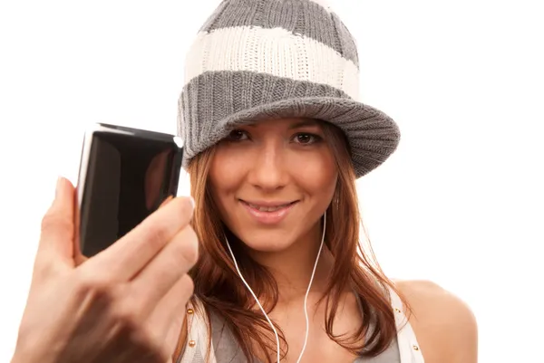 Красивая молодая девушка показывает мобильный телефон — стоковое фото