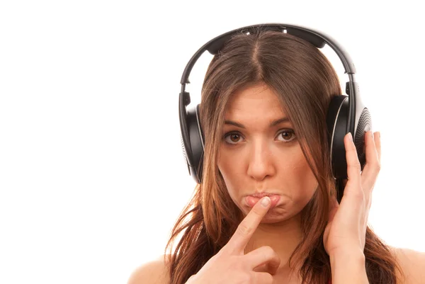 Ung flicka lyssnar musik i stora hörlurar — Stockfoto
