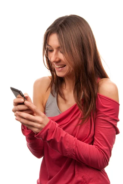 打字和发送 Sms 短信移动手机笑着笑着对孤立在白色背景上的漂亮女人 — 图库照片