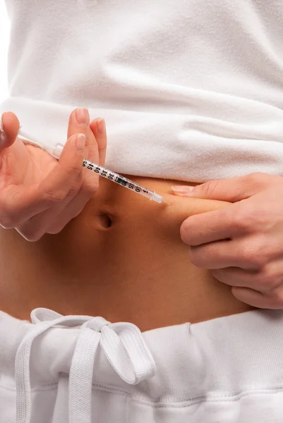 糖尿病患者のインスリン注入使い捨て注射器で作るヒューマログ白い背景で隔離の線量と皮下の腹部筋肉で撮影 — ストック写真