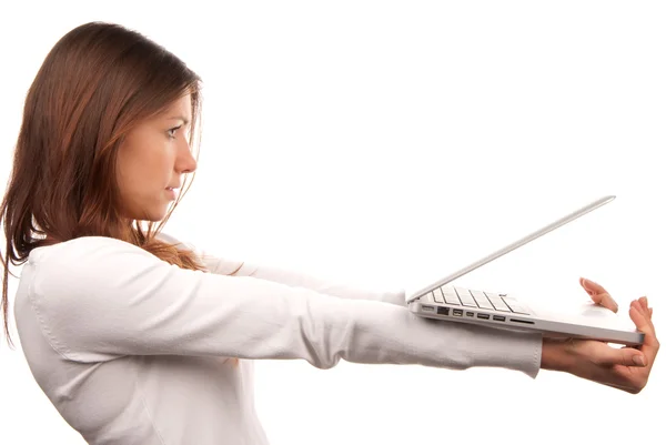 Jovem mulher dando computador portátil — Fotografia de Stock