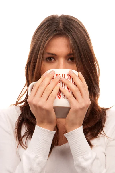 Genç bir kadın elinde çay fincanı tutuyor. — Stok fotoğraf