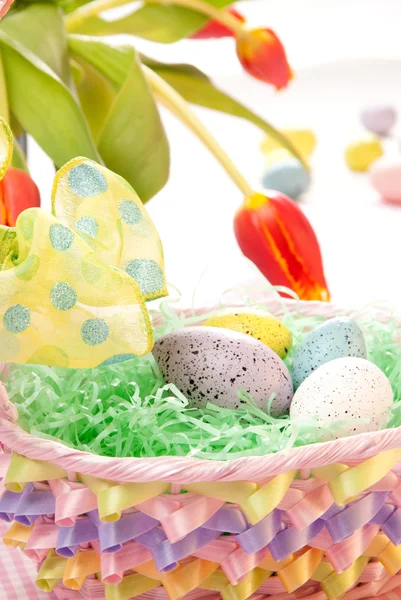 Pasen Geschilderd Kleurrijke Eieren Roze Mand Voor Shristian Die Zondag — Stockfoto