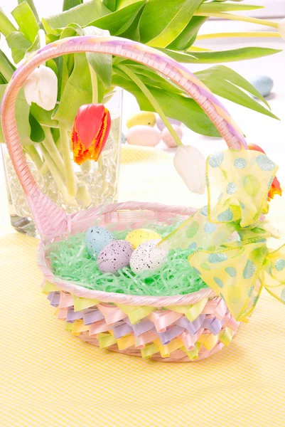 Huevos Coloridos Pintados Pascua Canasta Rosa Para Mañana Del Domingo —  Fotos de Stock