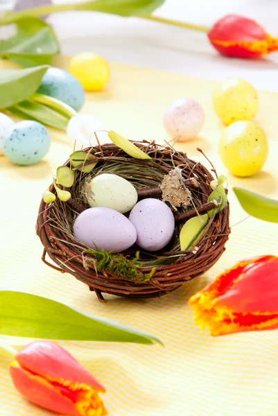 Pasen Geschilderd Kleurrijke Eieren Vogelnest Versierd Met Spring Tulpen Een — Stockfoto