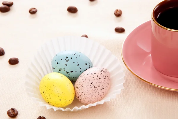 Pasen Zondagochtend Met Drie Roze Blauw Geel Eieren Kopje Koffie — Stockfoto