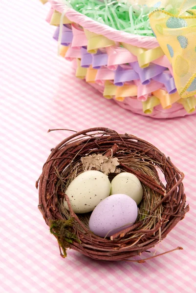 Pasen Kleurrijke Eieren Vogelnest Voor Zondag Ochtend Een Achtergrond Pastel — Stockfoto