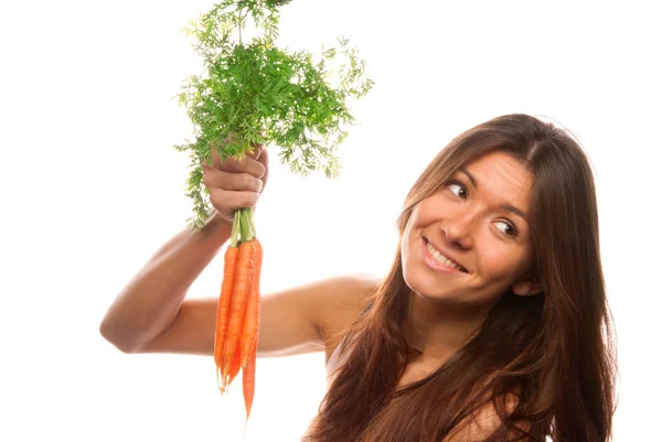 Donna che tiene un mucchio di carote — Foto Stock
