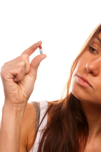Mladá Žena Doktora Podíváme Pilulku Tobolka Červené Modré Pacientem Ruce — Stock fotografie