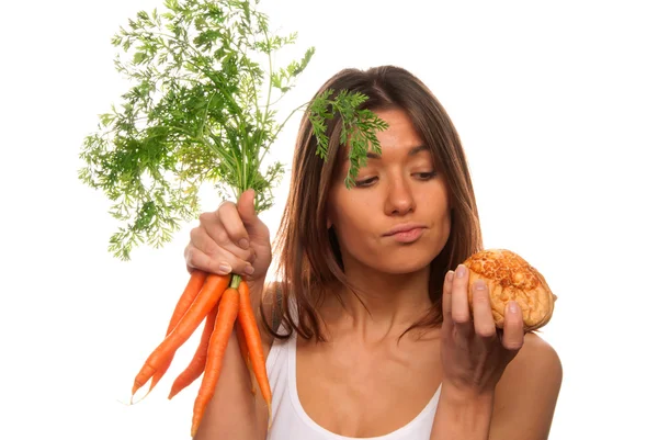 健康有机天然食品的概念 在上午举行的美丽女人一堆新鲜胡萝卜和罗髻在白色背景上孤立的手中 — 图库照片